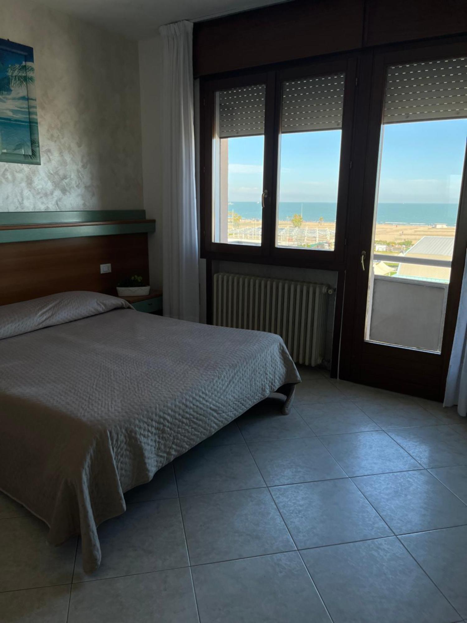 Hotel Touring Sottomarina Exteriör bild