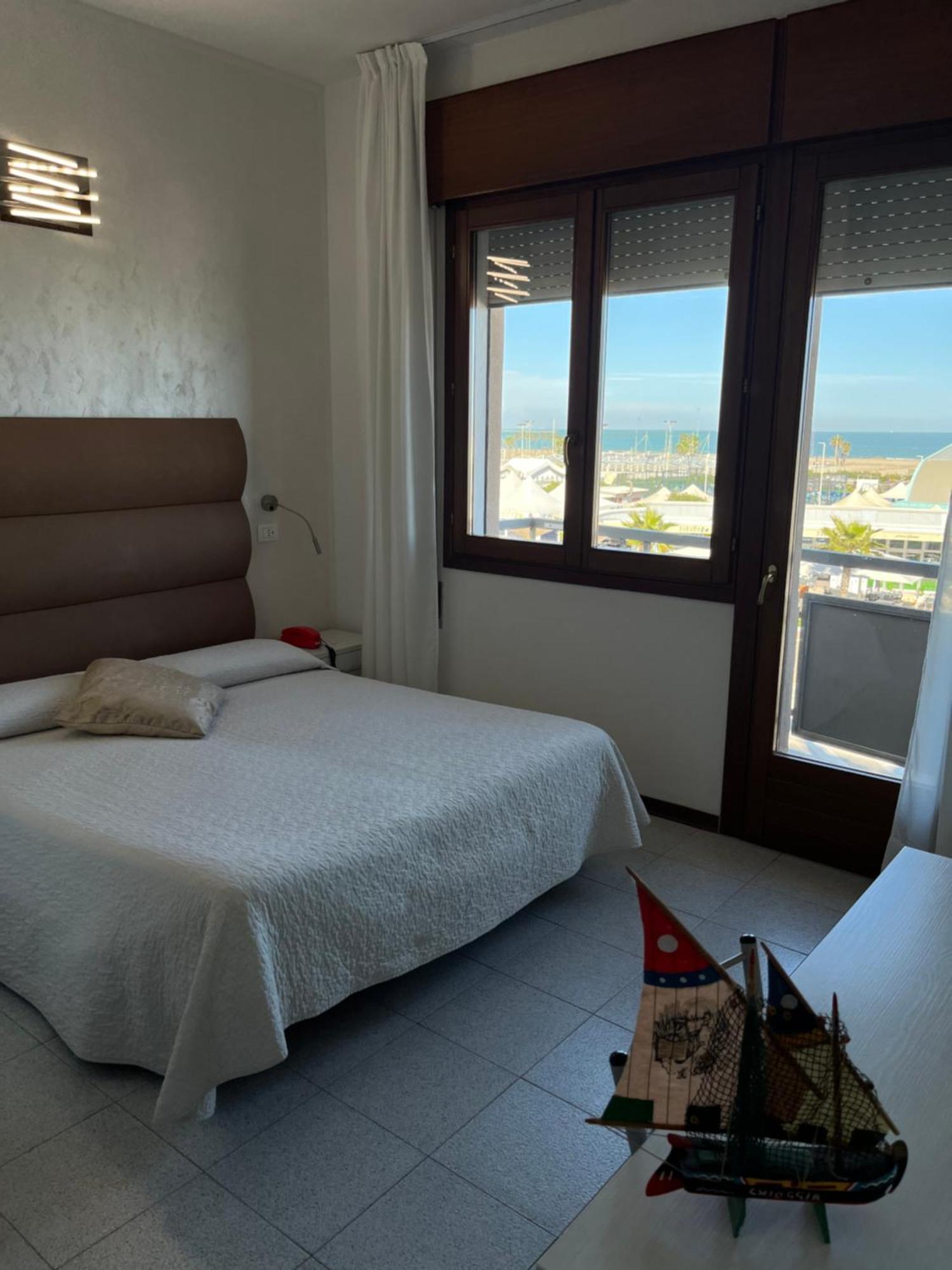 Hotel Touring Sottomarina Exteriör bild